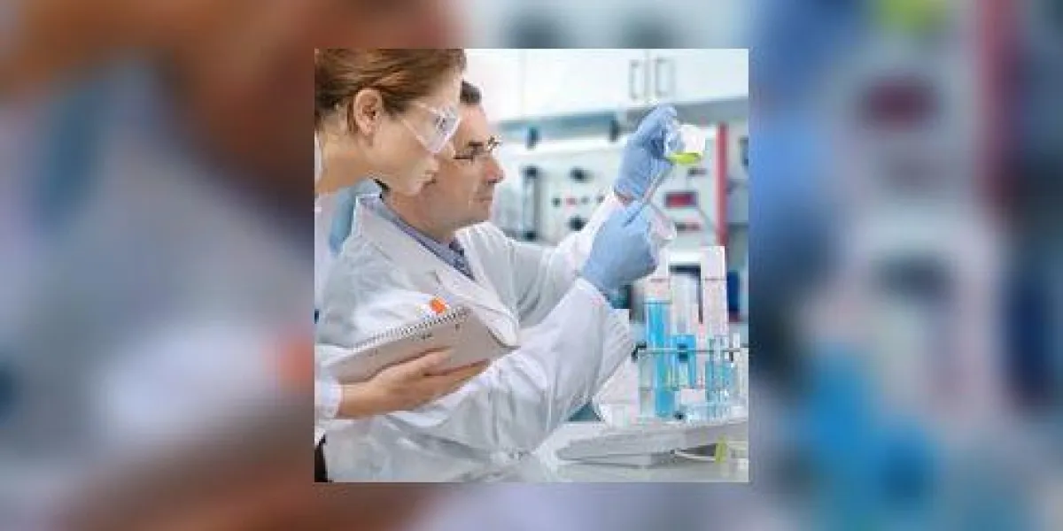 les scientifiques travaillant au laboratoire