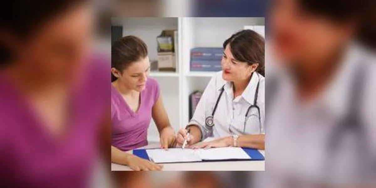 docteur écrit dans le tableau du patient