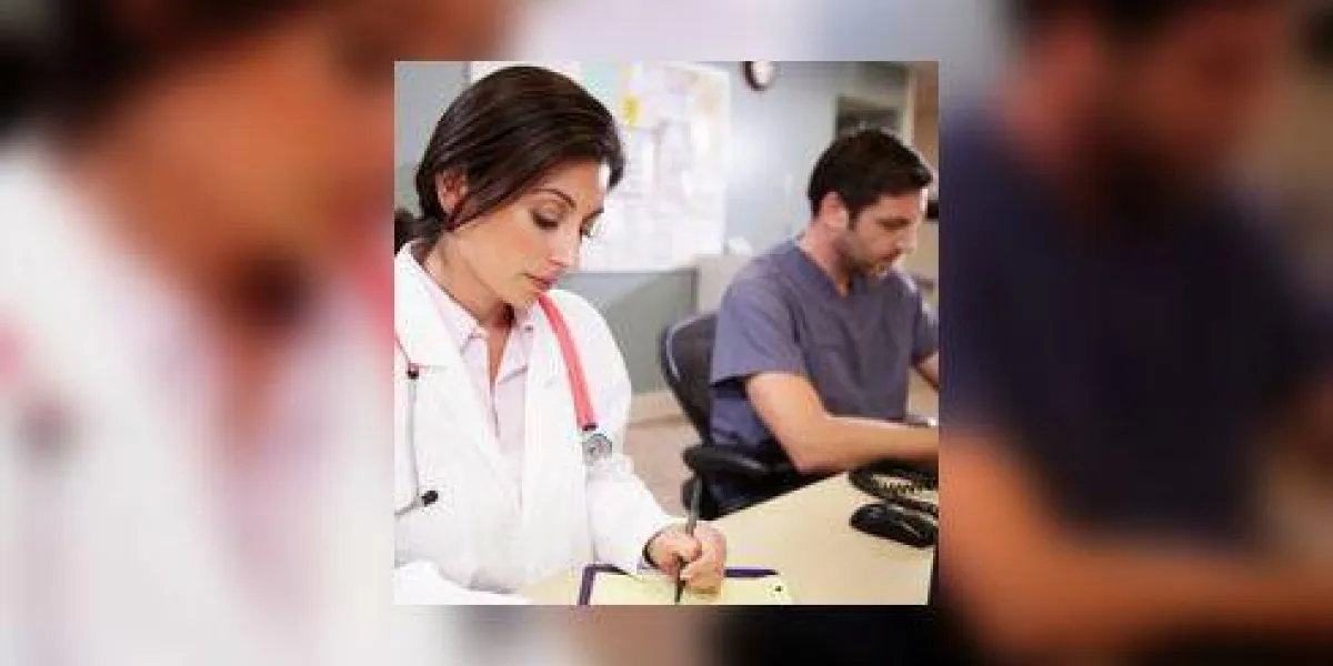femme médecin avec un infirmier travaillant à la station des infirmières femme médecin avec un infirmier travaillant à la station des infirmières