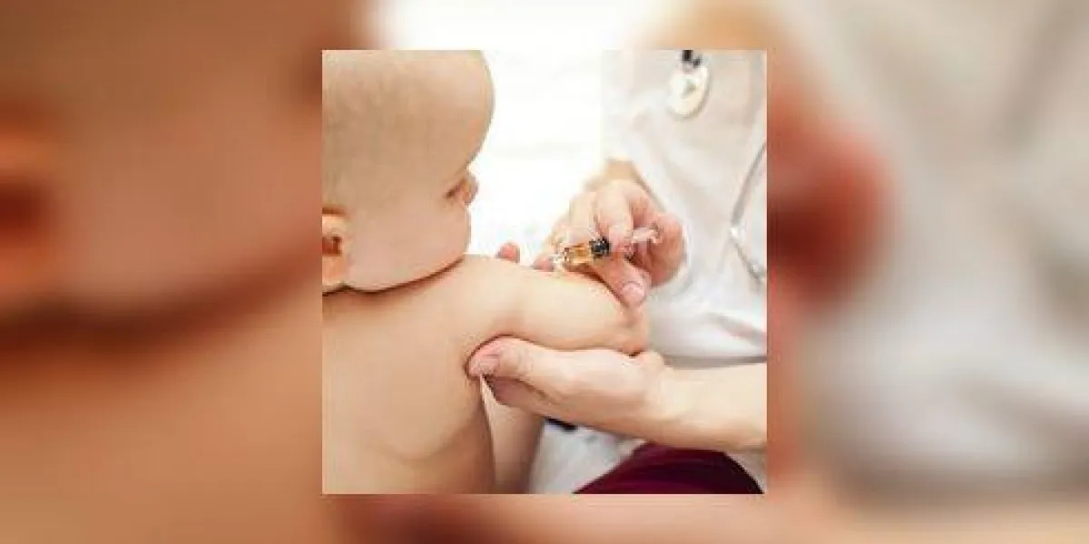 médecin donnant à un enfant une injection intramusculaire dans le bras, peu profonde dof médecin donnant à un enfant une injection intramusculaire dans le bras, peu profonde dof