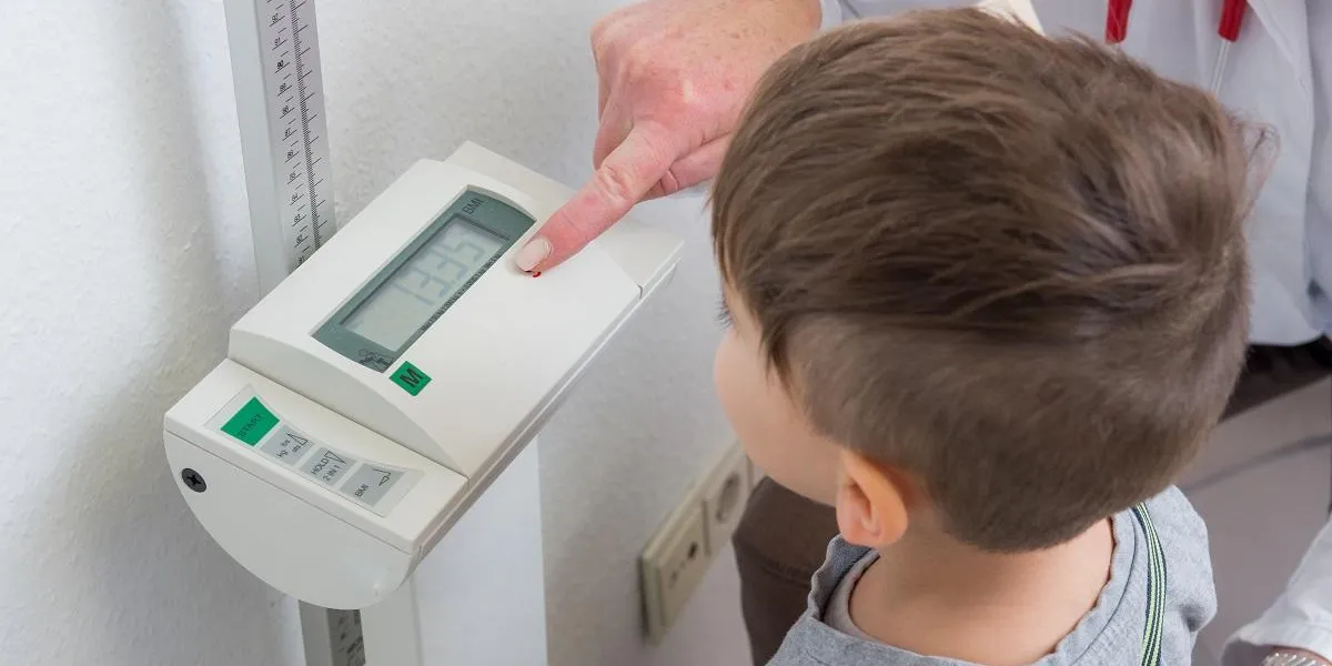 kind steht beim arzt auf der waage kind steht beim arzt auf der waage