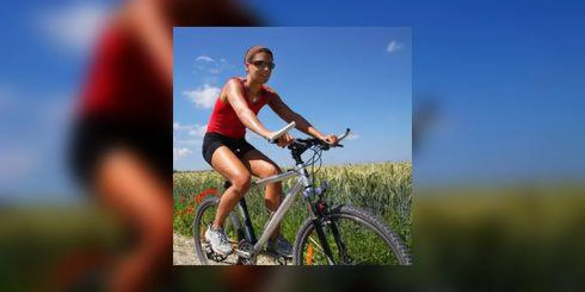 femme à vélo