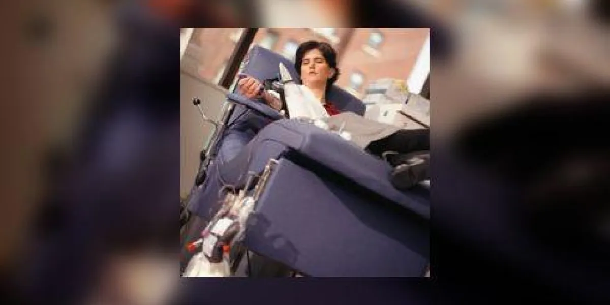 femme allongée sur le lit donnant du sang en chirurgie