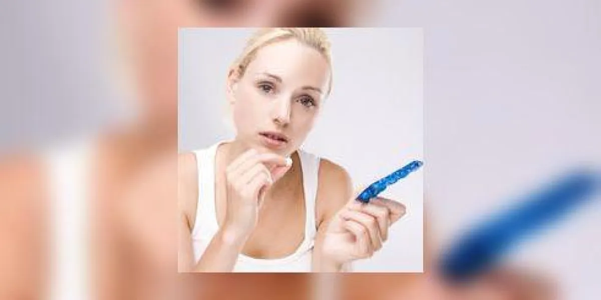 fille blonde malade prenant une pilule pour une douleur peut-être une tête ou une dent ou un cou fille blonde malade prenant une pilule pour une douleur peut-être une tête ou une dent ou un cou