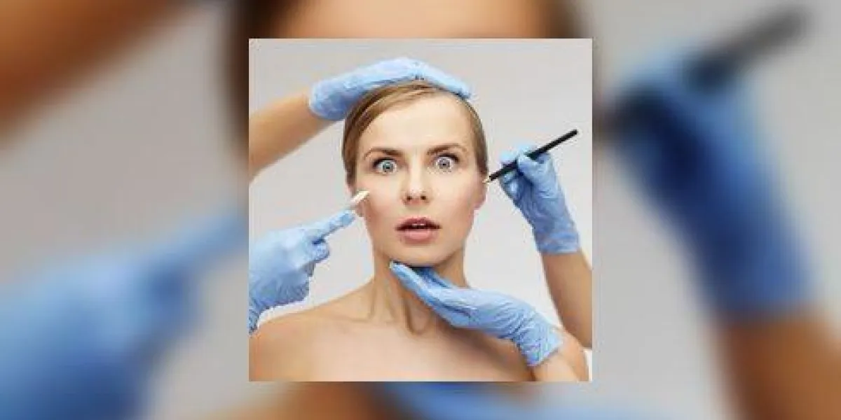 concept de soins de santé, de beauté et de la médecine - mains de beau visage et esthéticienne de femme avec un crayon et un scalpel concept de soins de santé, de beauté et de la médecine - mains de beau visage et esthéticienne de femme avec un crayon et un scalpel