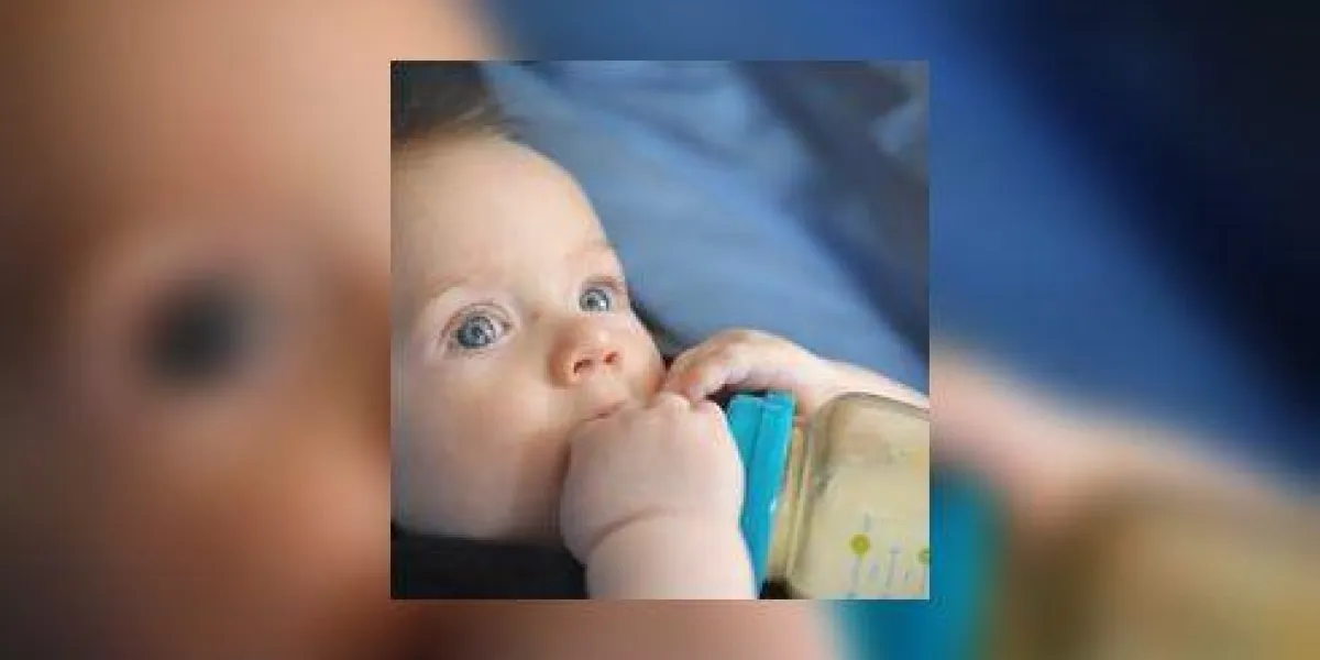 bébé boie son biberon