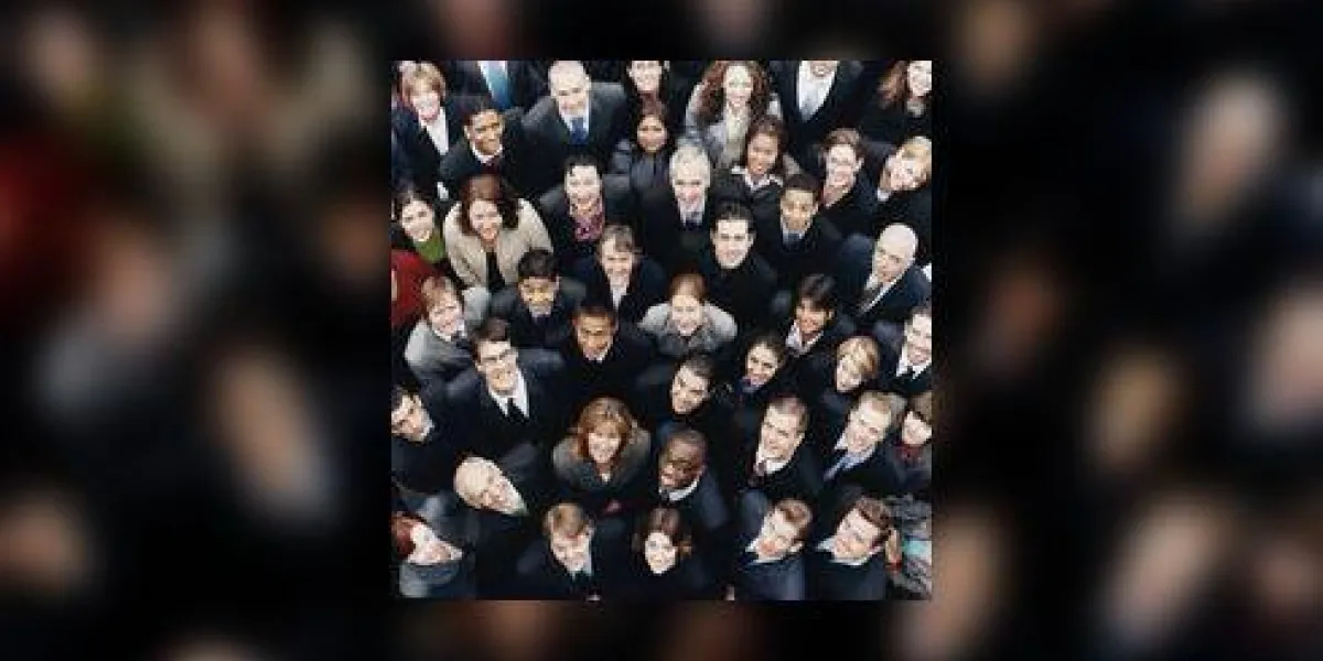 grand groupe de gens d'affaires debout et levant les yeux à la caméra