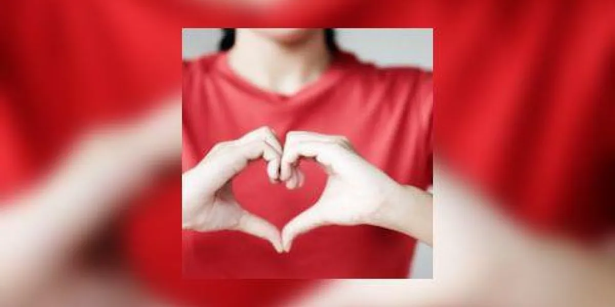 femme en forme de coeur avec les mains