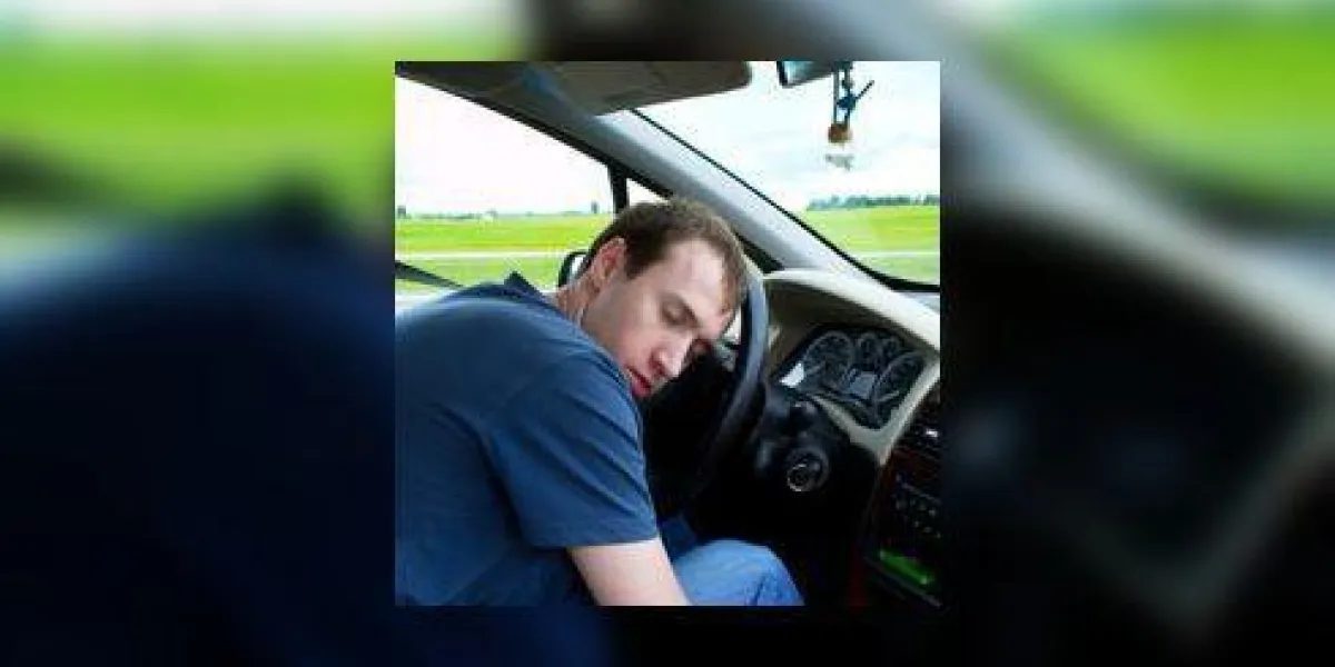 jeune homme dort dans la voiture