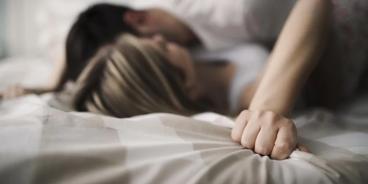 beau jeune couple étant romantique et passionné au lit beau jeune couple étant romantique et passionné au lit