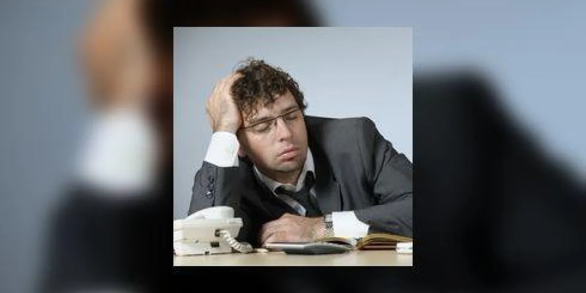 portrait de jeune homme d'affaires qui dort