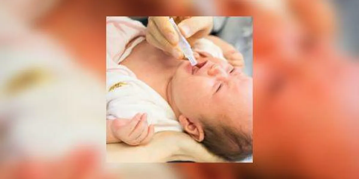 bébé recevant une vaccination orale