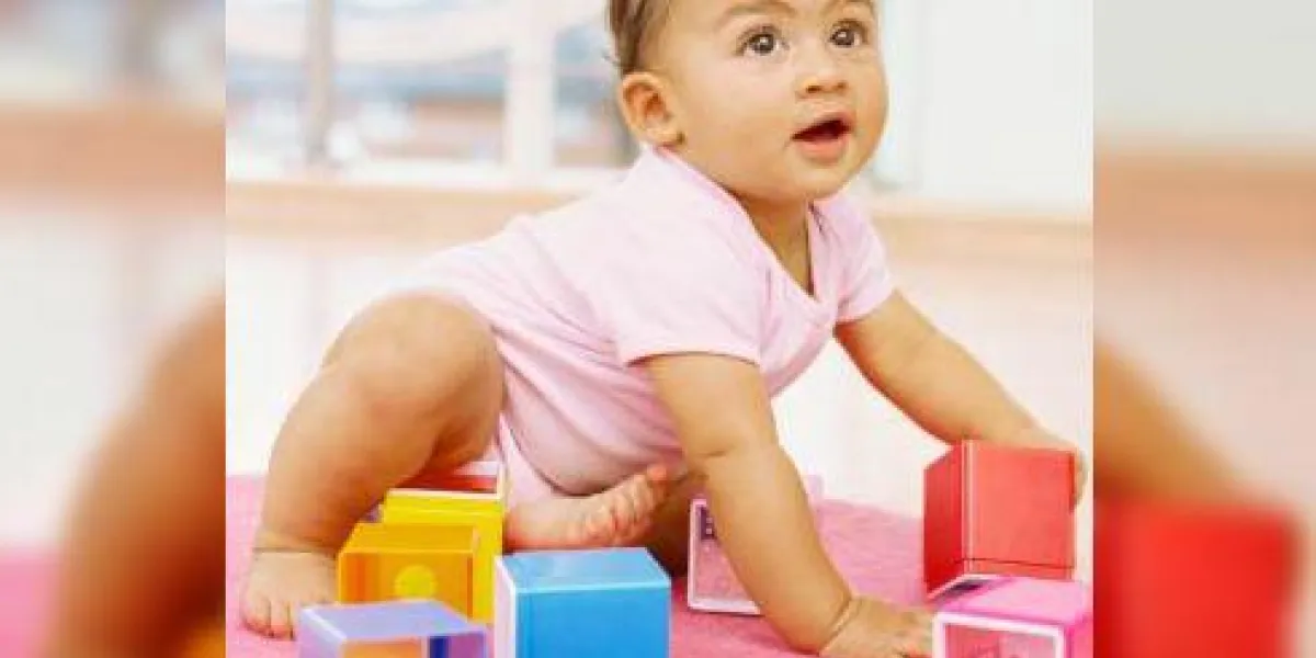 petite fille jouant avec des blocs de construction petite fille jouant avec des blocs de construction