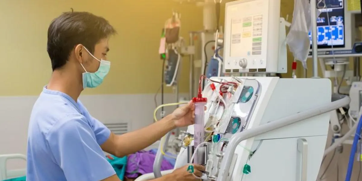 the specialist are doing continuous renal replacement therapy equipment and injection pump