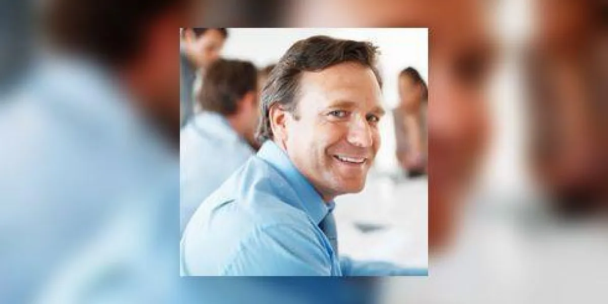 homme d'affaires mature souriant homme d'affaires mature souriant