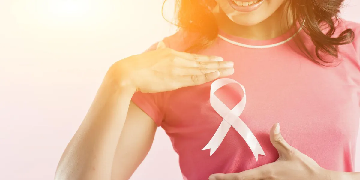 concept de soins de santé et de la médecine - femme avec ruban de sensibilisation de cancer du sein rose concept de soins de santé et de la médecine - femme avec ruban de sensibilisation de cancer du sein rose