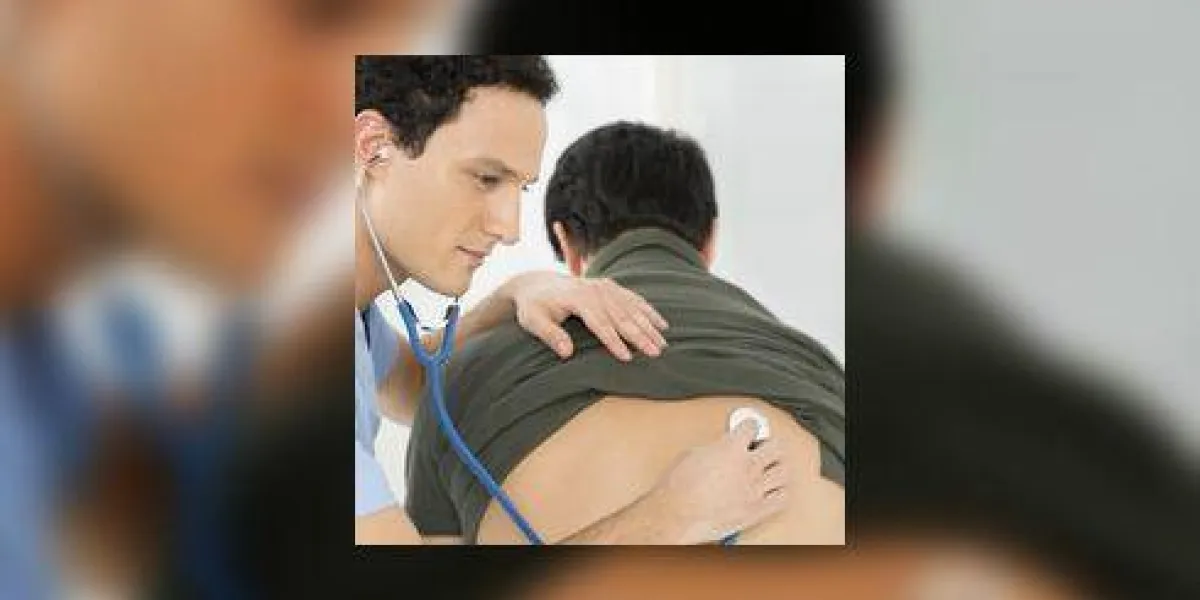jeune homme médecin vérifiant patient avec stéthoscope à l'hôpital jeune homme médecin vérifiant patient avec stéthoscope à l'hôpital
