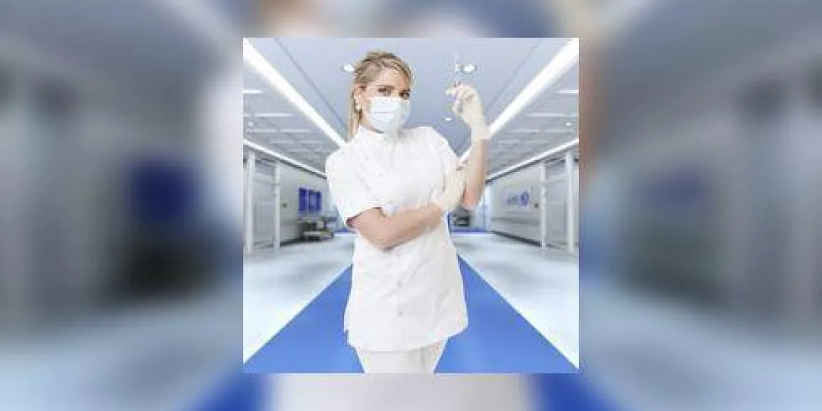 infirmière blonde avec un masque tenant une seringue dans un hôpital