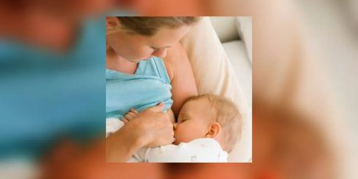 mère allaitant l'enfant
