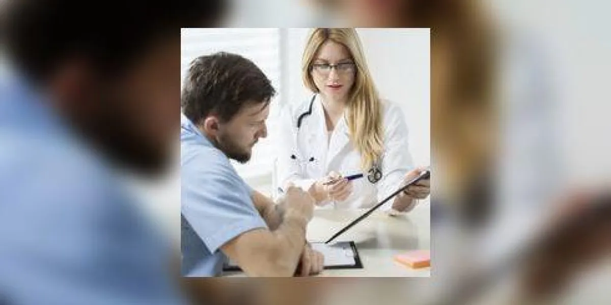 jeune femme médecin parlant avec son collègue jeune femme médecin parlant avec son collègue