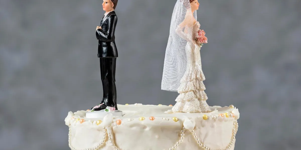 wedding cake spouses turning their backs to each other for emerging problems