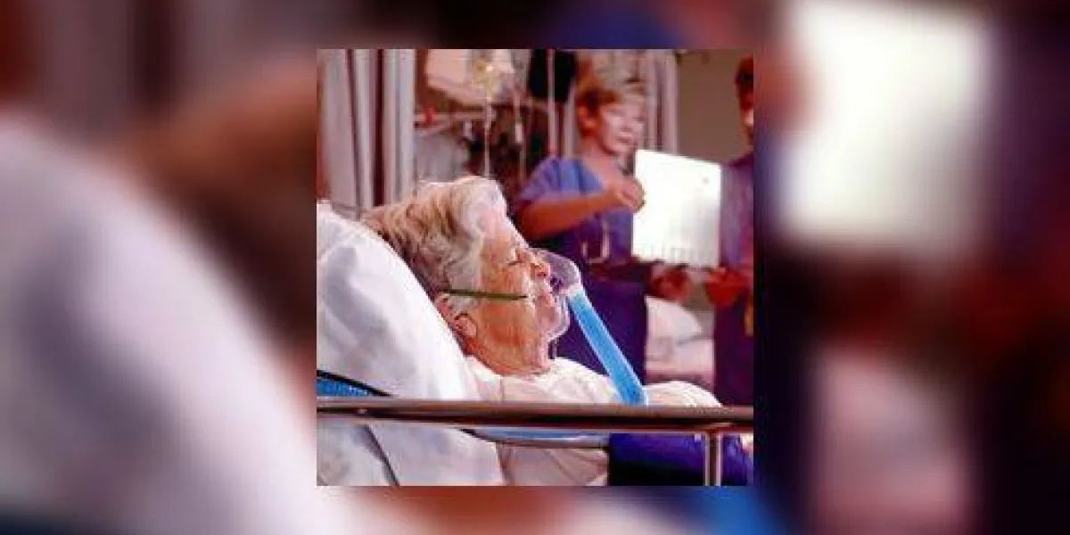 vieille femme dans son lit d'hôpital
