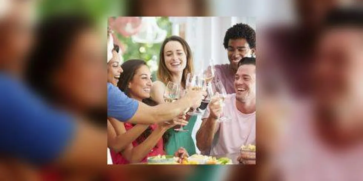 groupe d'amis appréciant les boissons fête à la maison groupe d'amis appréciant les boissons fête à la maison