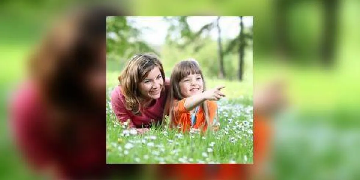mère reposant en plein air avec la fille, montrant avec le doigt mère reposant en plein air avec la fille, montrant avec le doigt