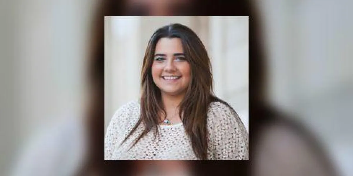 portrait d'une femme en surpoids souriant