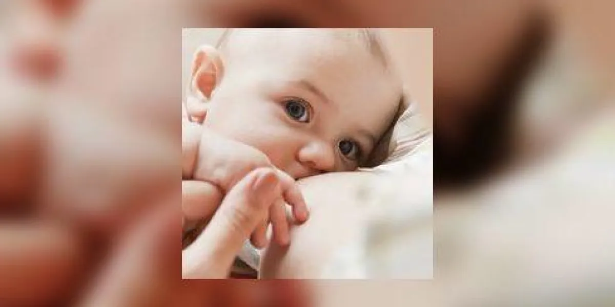 mère soins allaitement bébé