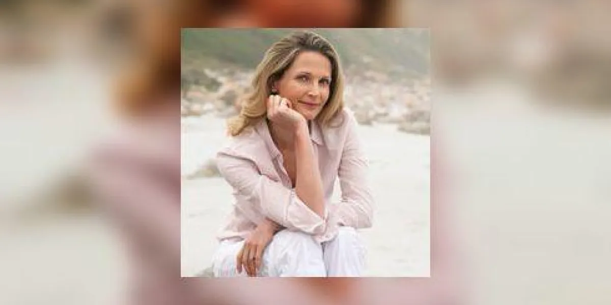 femme blonde sur la plage