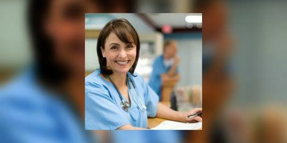 femme médecin tenant des dossiers médicaux, souriant, portrait