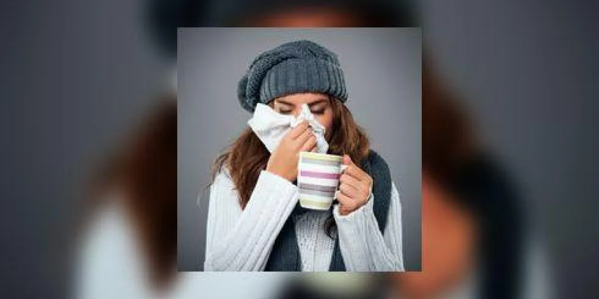 jeune femme ayant la grippe et se moucher sur le mouchoir jeune femme ayant la grippe et se moucher sur le mouchoir