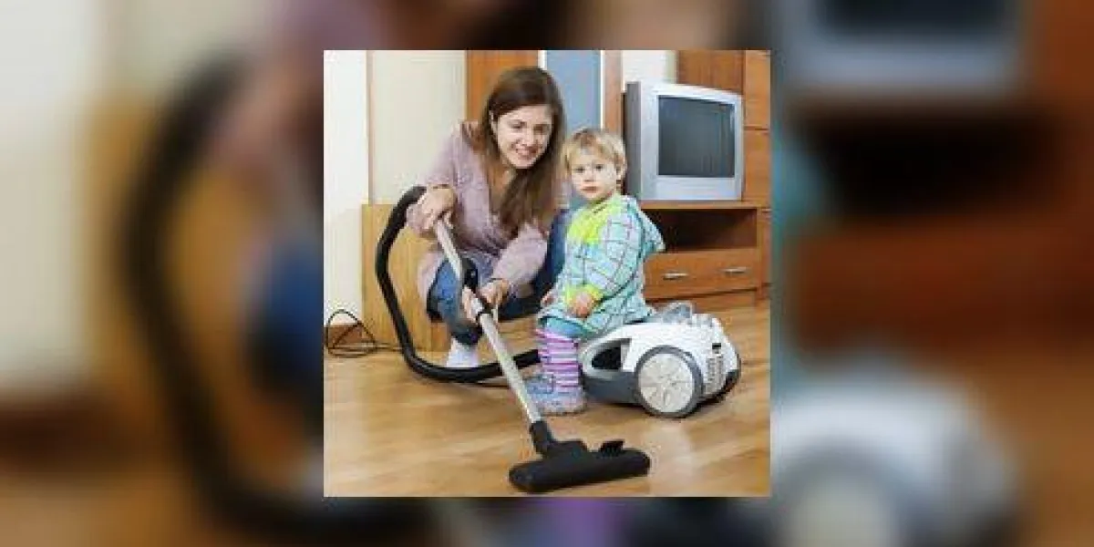 femme au foyer heureux avec un tout-petit nettoyage salon avec aspirateur femme au foyer heureux avec un tout-petit nettoyage salon avec aspirateur