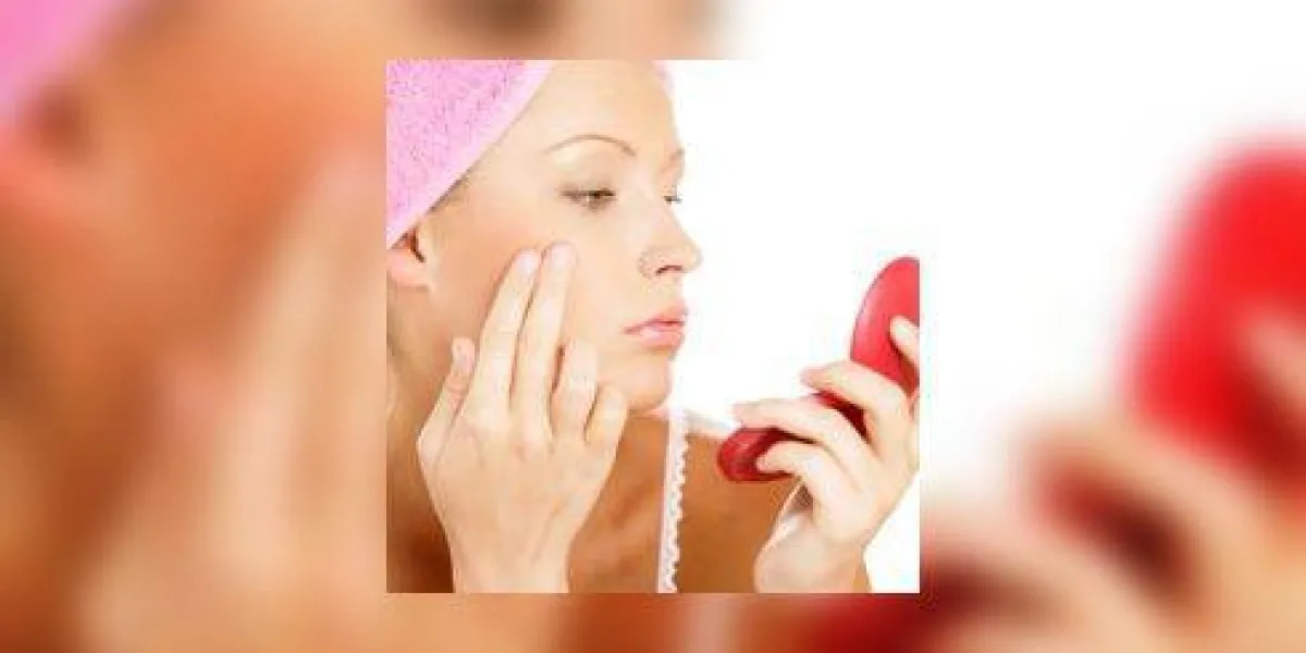 jeune femme regardant dans un miroir