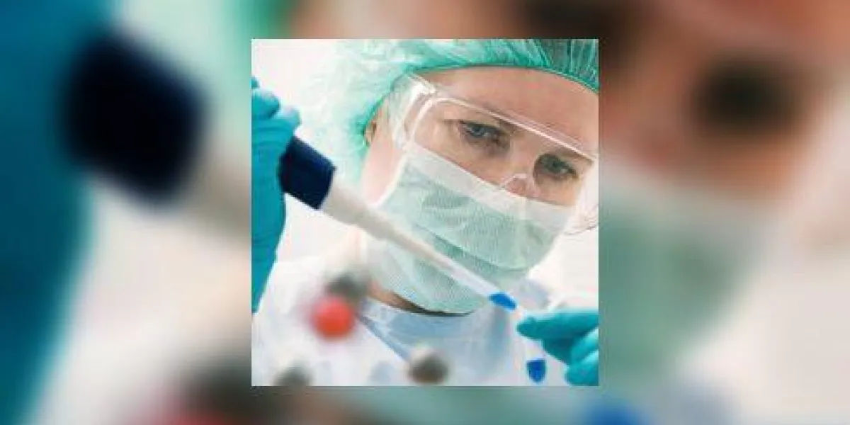 travaillant au laboratoire