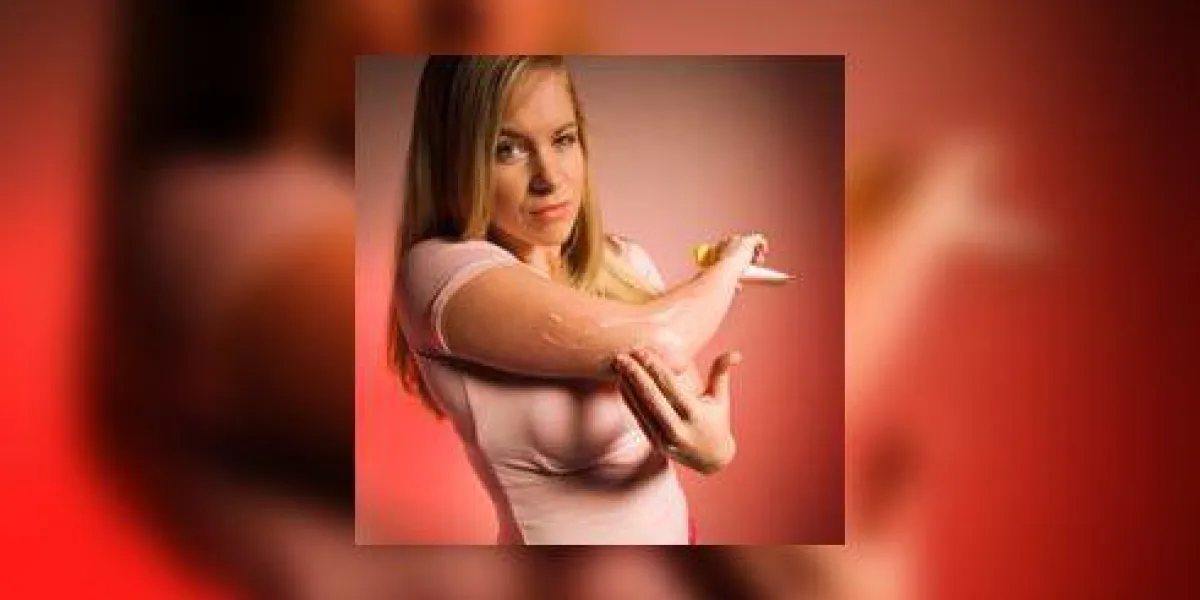 femme, appliquer, crème, coude femme, appliquer, crème, coude