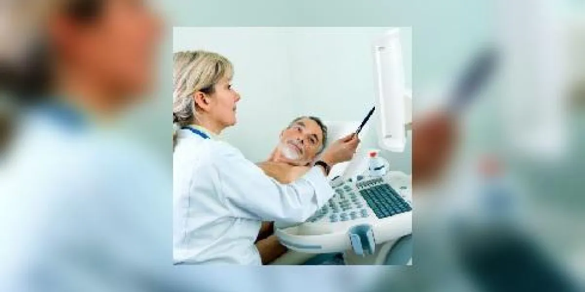 patient senior recevant une échographie du médecin patient senior recevant une échographie du médecin