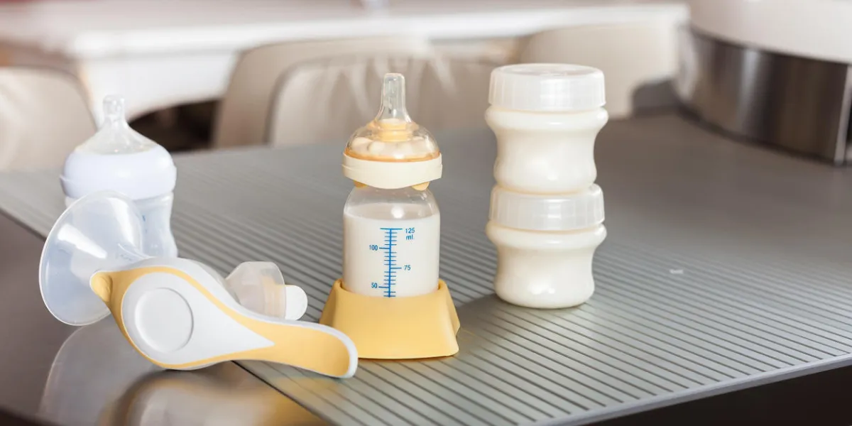 biberon avec lait et tire-lait manuel beaucoup de bouteilles pleines avec lait maternel sur le lait maternel de fond - l'aliment le plus sain pour nouveau-né ou nourrisson biberon avec lait et tire-lait manuel beaucoup de bouteilles pleines avec lait maternel sur le lait maternel de fond - l'aliment le plus sain pour nouveau-né ou nourrisson