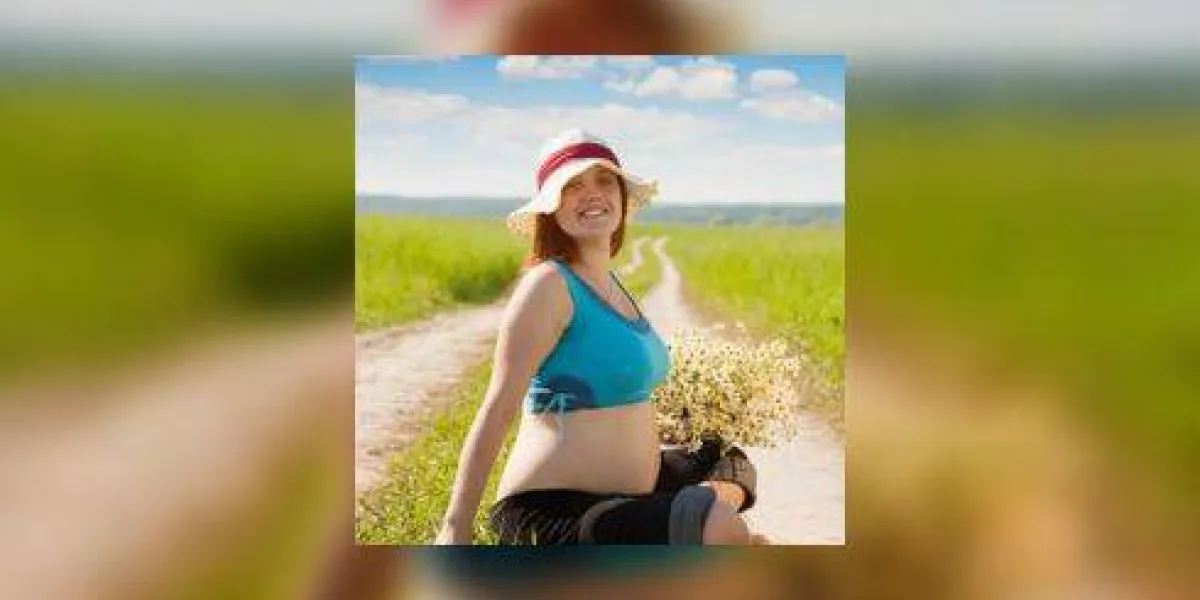 femme enceinte sur la route d'été