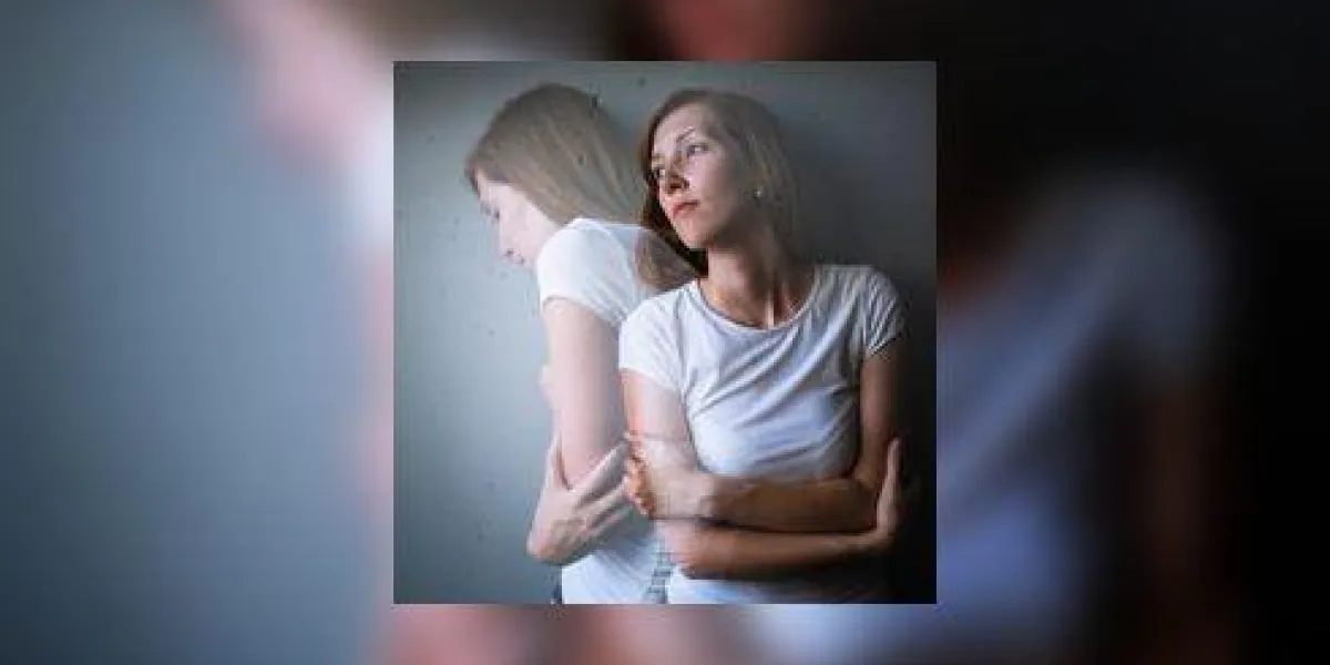 jeune femme souffrant d'une anxiété sévère de la dépression (image en couleur, la technique de double exposition est utilisée pour transmettre l'humeur de malaise, la progression de la dépression d'anxiété)