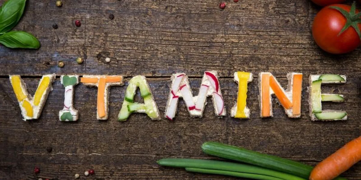 wort vitamine aus verschieden belegten broten frischem gemüse auf holztisch wort vitamine aus verschieden belegten broten frischem gemüse auf holztisch