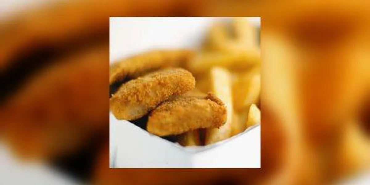 gros plan d'un carton de frites et de poisson