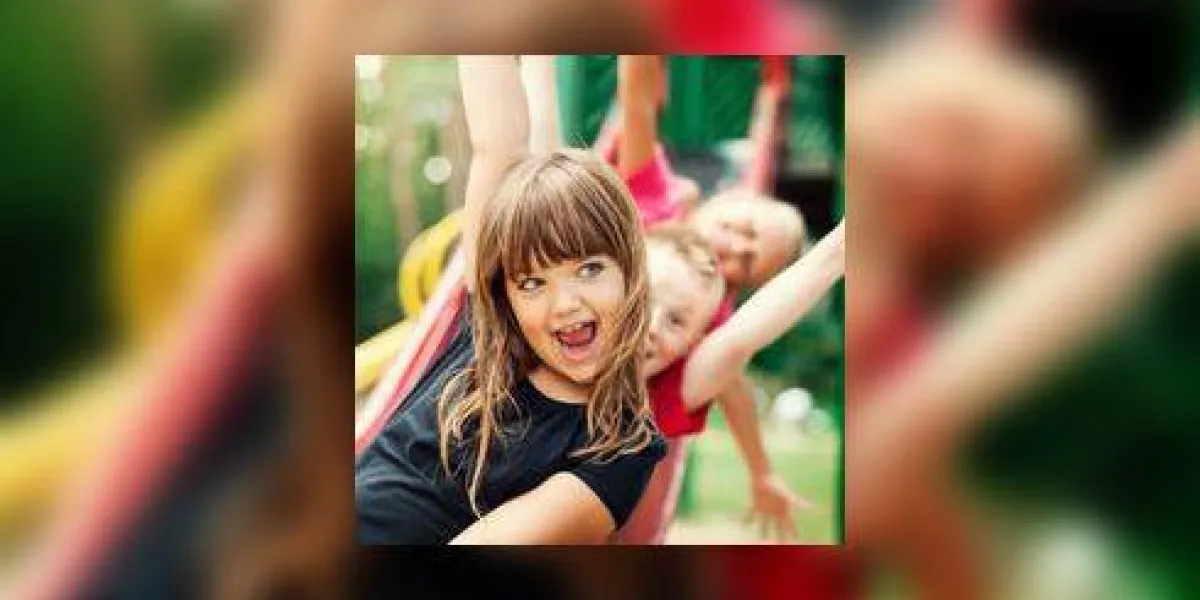 les enfants s'amusent sur la diapositive les enfants s'amusent sur la diapositive