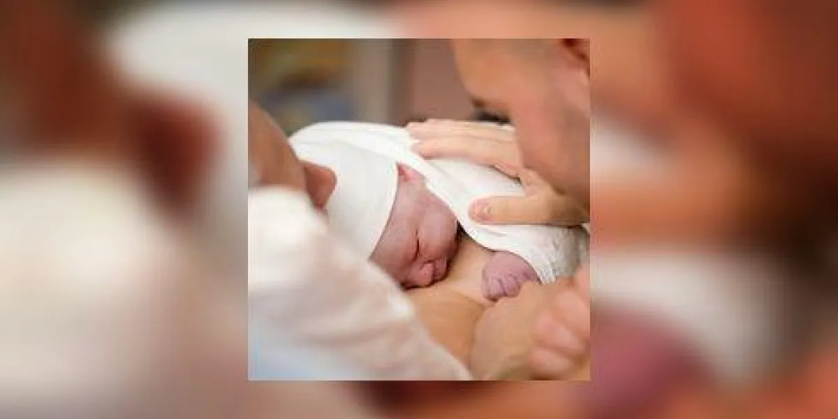 fille nouveau-né juste après l'accouchement, mise au point superficielle fille nouveau-né juste après l'accouchement, mise au point superficielle