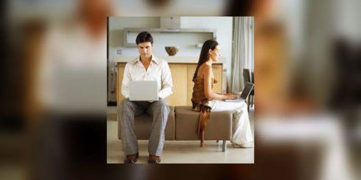 jeune couple assis ensemble travaillant sur leurs ordinateurs portables jeune couple assis ensemble travaillant sur leurs ordinateurs portables