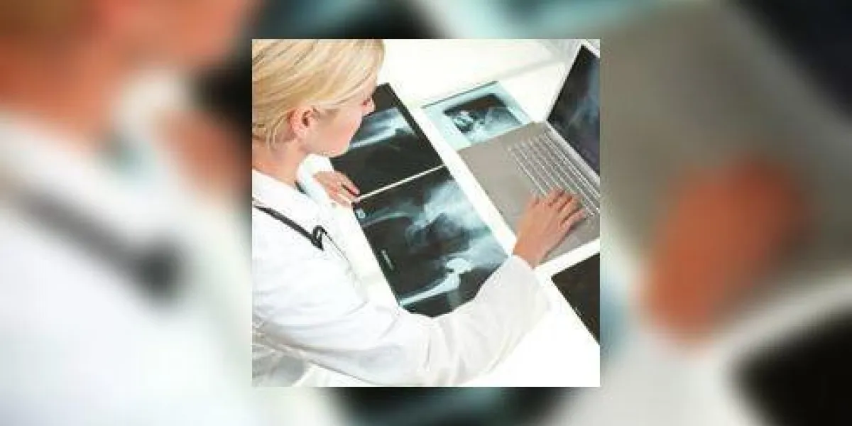 femme femme, hôpital, docteur, regarder, rayons x, ordinateur portable femme femme, hôpital, docteur, regarder, rayons x, ordinateur portable