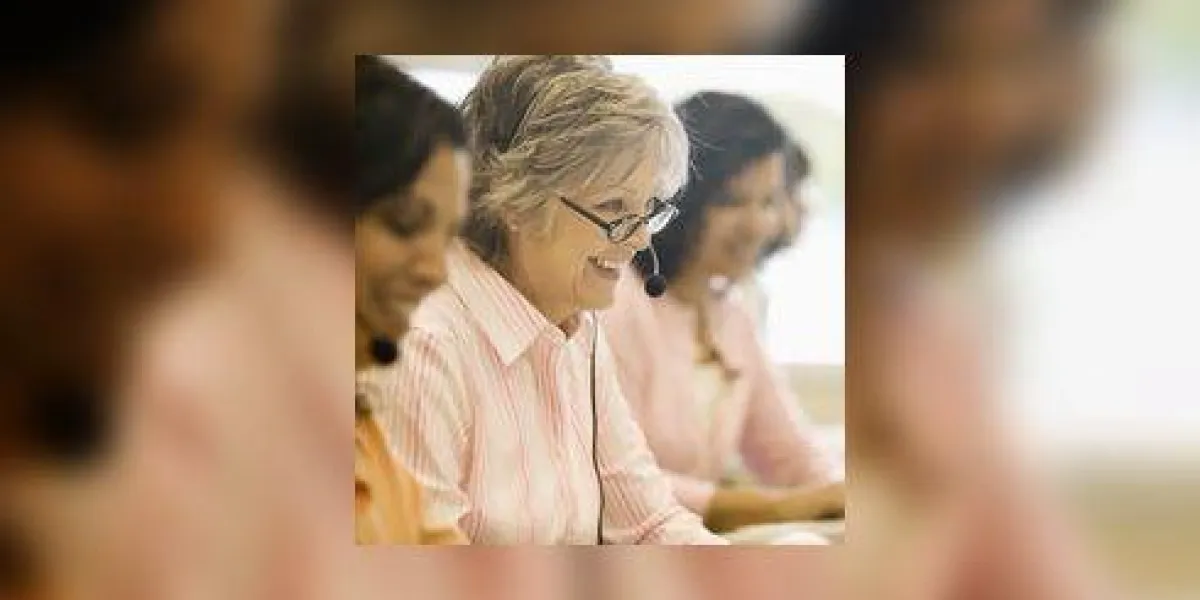 femme avec casque travaillant au centre d'appel femme avec casque travaillant au centre d'appel