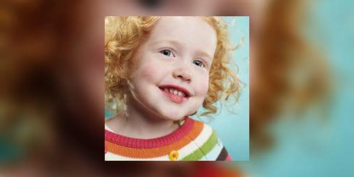 portrait d'une fille souriante de 3 ans