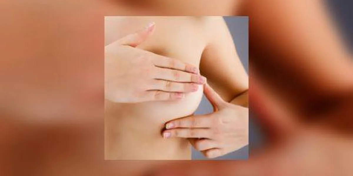 femme examinant sa poitrine femme examinant sa poitrine